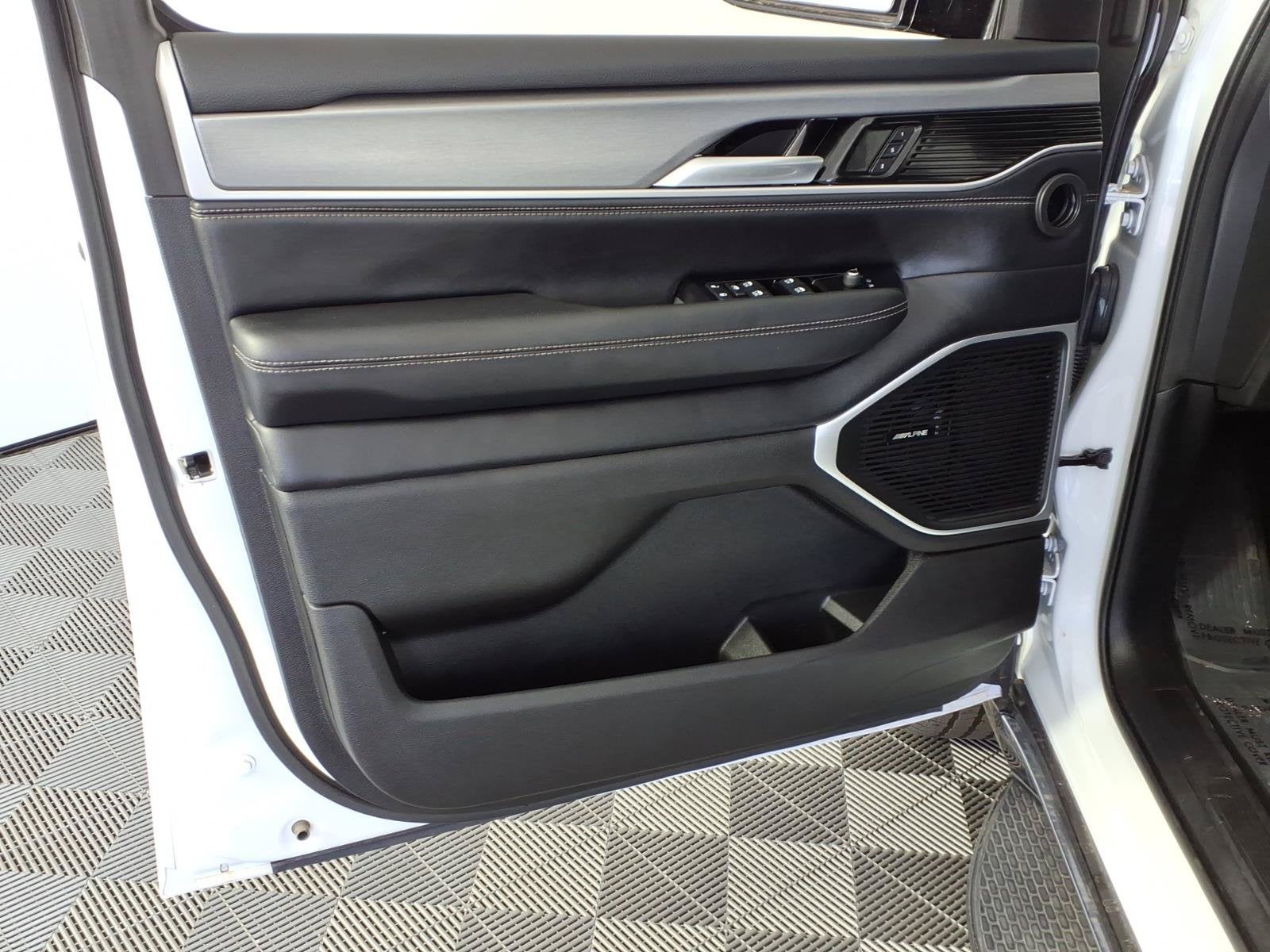 2025 Jeep Wagoneer BASE