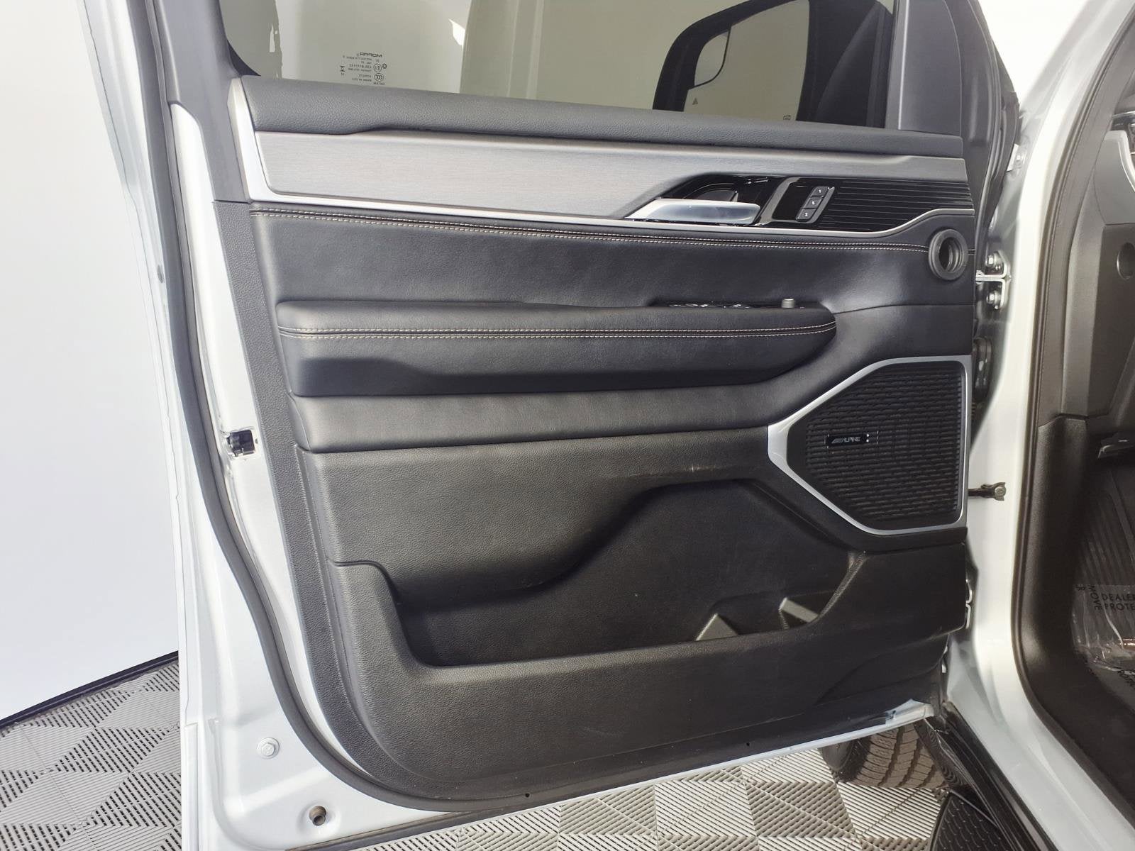 2025 Jeep Wagoneer Series II Carbide